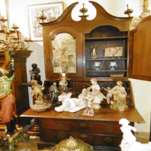 Librería inglesa con cómoda y escritorio